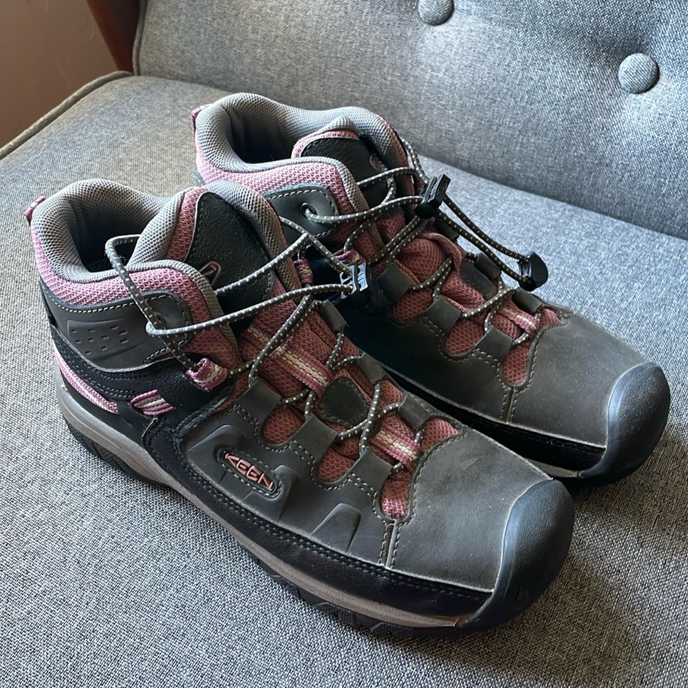 Excellent condition KEEN kids hiking boots, size 3